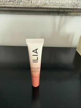ILIA waking up warm nude color haze multi use pigment.